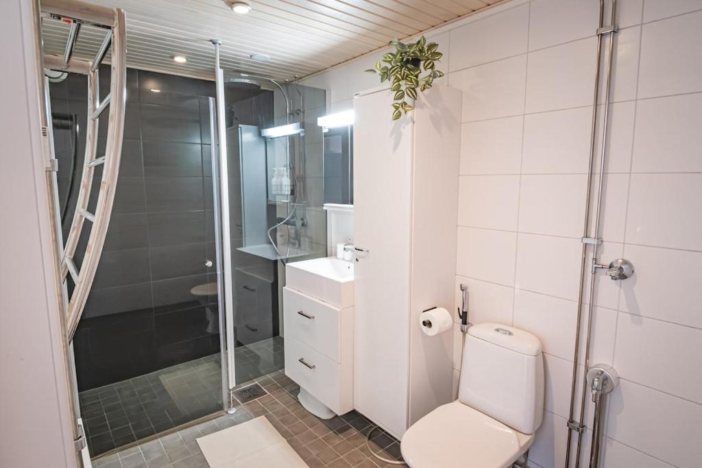 Bathroom with shower at Nine Pines, Rovaniemi