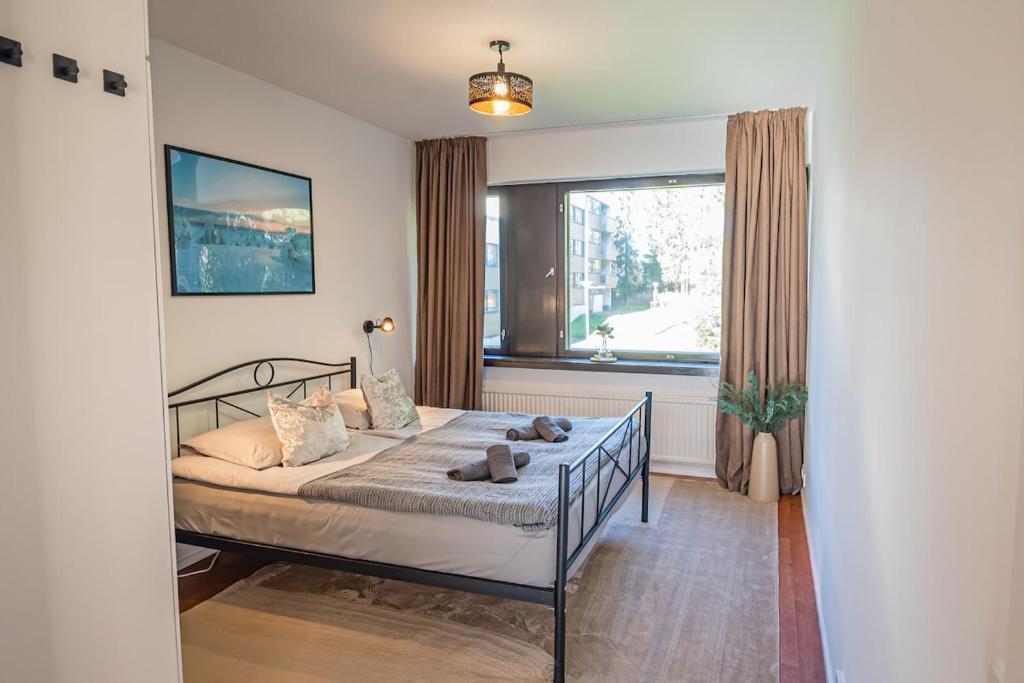 Bedroom with 160 cm double bed at Nine Pines, Rovaniemi