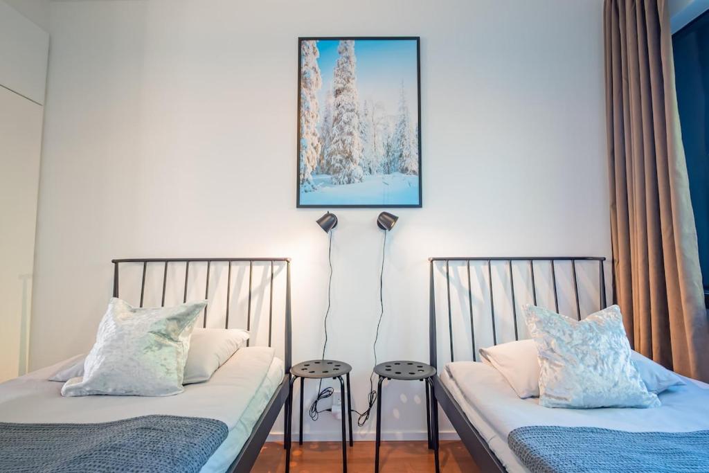 Bedroom with two single beds at Nine Pines, Rovaniemi